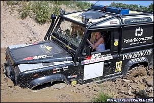 -2_defender_girls_stuck_in_mud_009.jpg